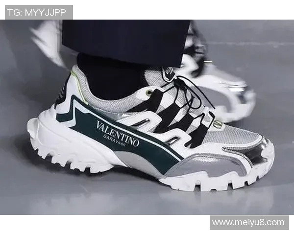 足球明星香奈儿的时尚魅力与运动精神完美融合的精彩瞬间